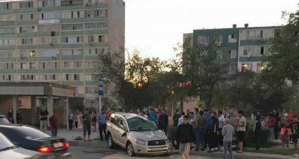 Автомобиль перевернулся возле остановки в Актау