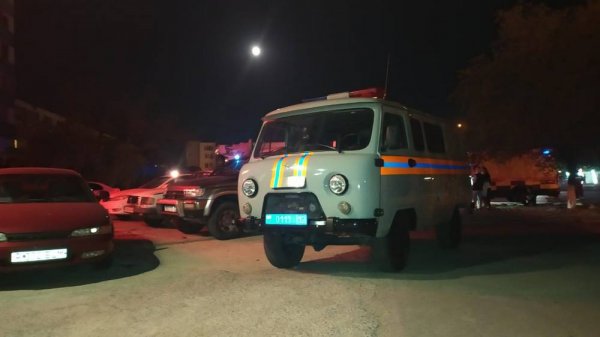 Пожарные вскрыли двери для ликвидации огня в актауской высотке