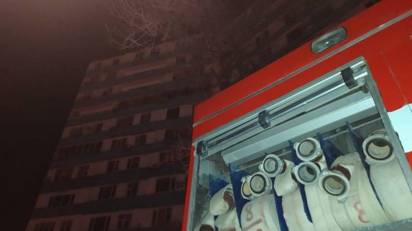 Пожарные вскрыли двери для ликвидации огня в актауской высотке