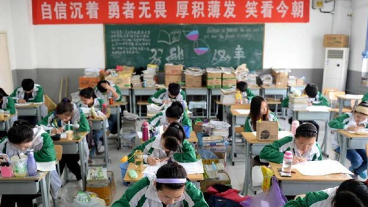 Неправильная школа ответы. Школа в Китае. Начальная школа в Китае. Школьные кабинеты в Китае. Китайские школы в Китае.