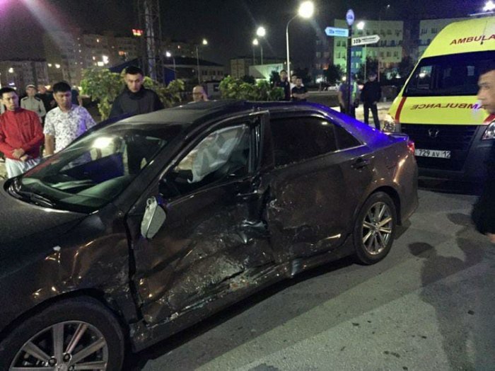 Два автомобиля столкнулись между 32А и 32Б микрорайонами Актау