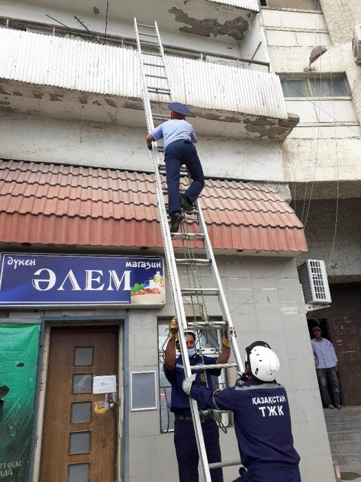 За неделю спасатели Актау вызволили четверых детей из запертых квартир
