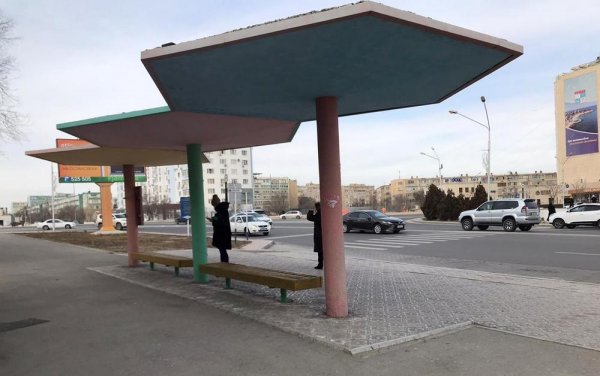 В Актау обновляют автобусные остановки