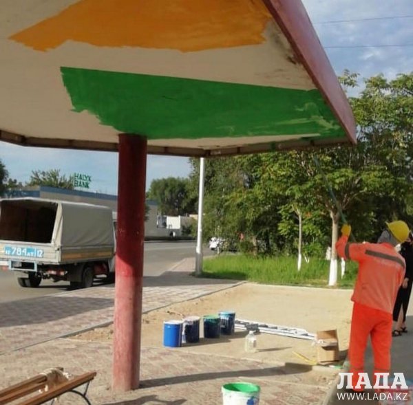 В Актау обновляют автобусные остановки