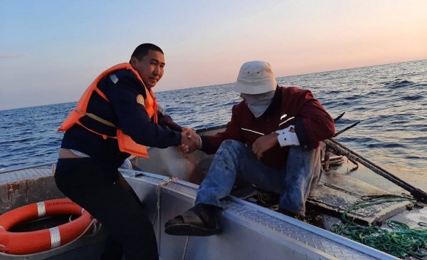 На Каспии спасли рыбака из Жанаозена