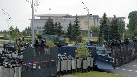 К резиденции президента Белоруссии стянули бронетехнику 
