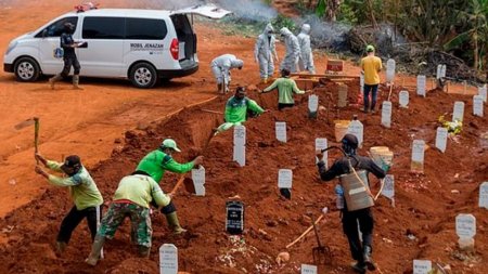 В Индонезии тех, кто не верит в COVID-19, отправляют копать могилы