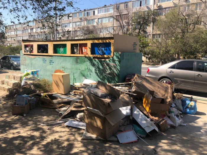 О скоплении невывезенного бытового мусора сообщили жители Актау