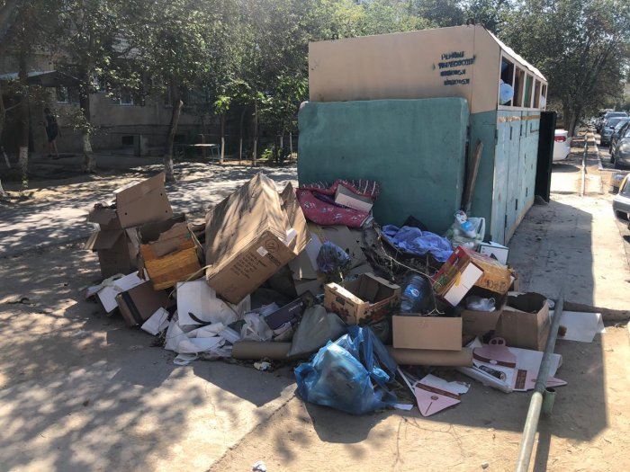 О скоплении невывезенного бытового мусора сообщили жители Актау