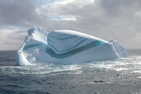 Айсберг перевернулся в океане вместе с людьми и попал на видео