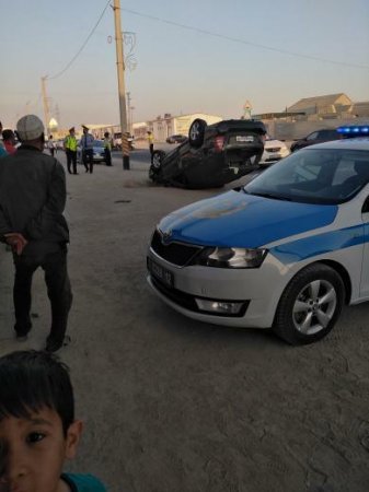 Перевернувшийся автомобиль столкнулся с двумя машинами и спровоцировал еще одну аварию в Мангистау