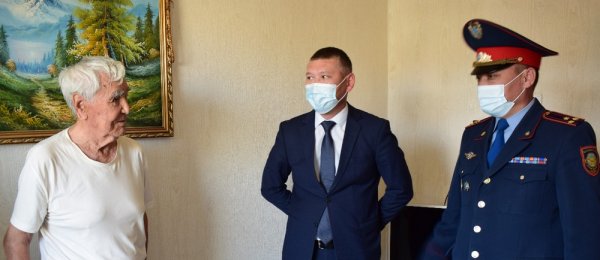 Полицейские поздравили пожилых жителей Мангистау