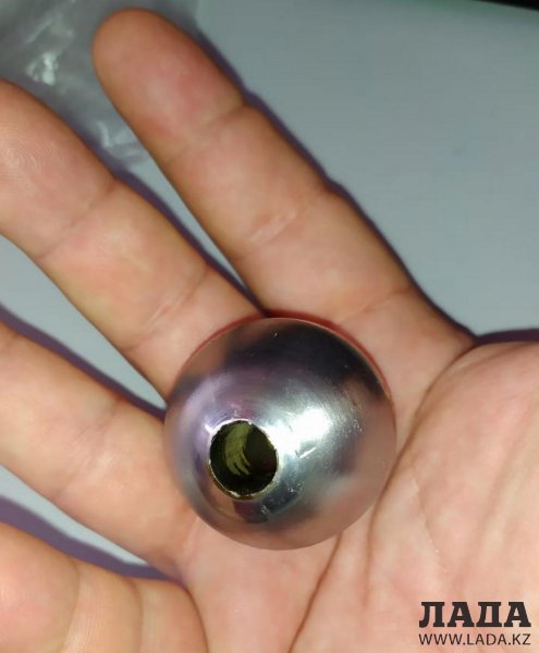 Металлические шары осыпались с флагштока в Актау