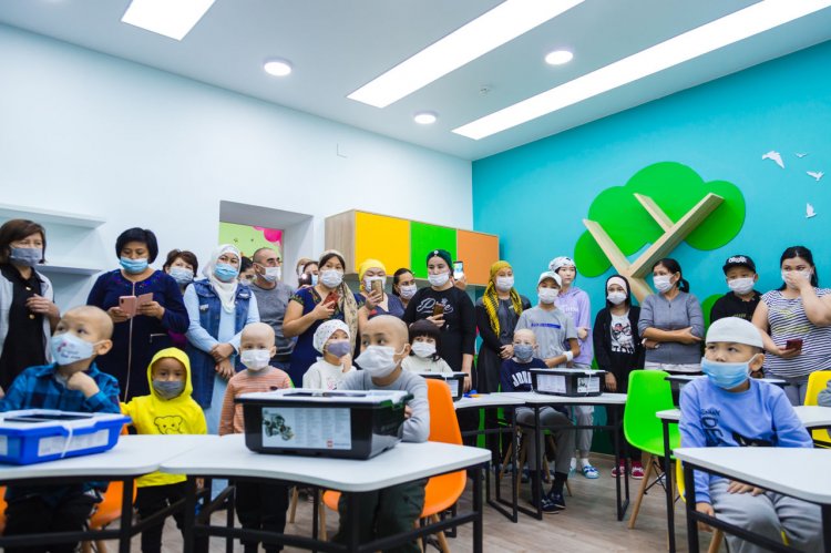 В алматинском Центре онкологии открылся инновационный класс Samsung School