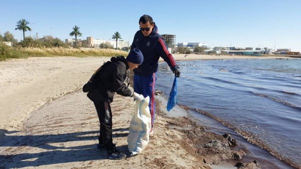 Яхтсмены вышли на уборку набережной Актау