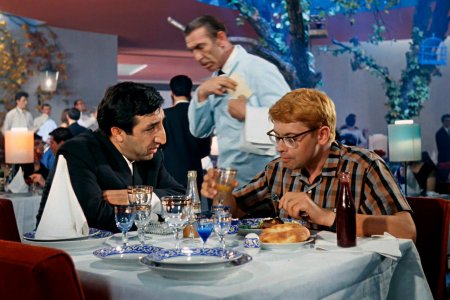 Черная икра и водка — настоящие! Смешные истории о застольях в советских фильмах