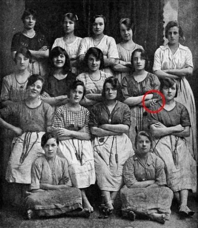 Необычная деталь на фотографии 1900 года испугала пользователей Сети
