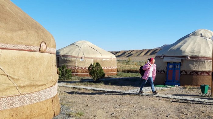 Съёмочная команда программы «Орёл и решка» посетила этноаул в Мангистау