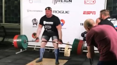 Больно смотреть: россиянин поднял 436 кг за один раз