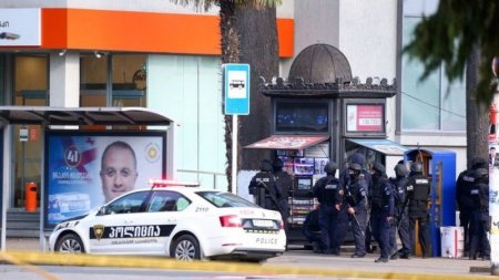 Все захваченные в грузинском банке заложники освобождены. Нападавшего ищут