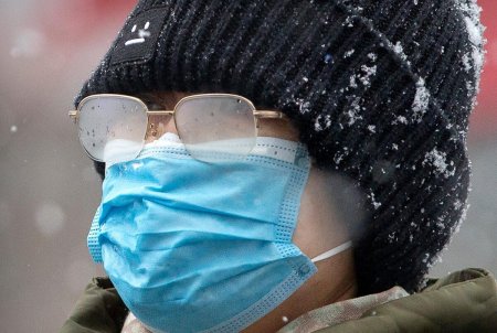 Нужно ли носить маски при минусовой температуре, рассказал врач