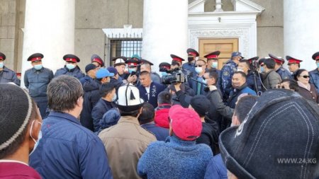 Неизвестные штурмуют мэрию Бишкека