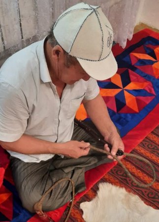 Сохраняя традиции: В мангистауских аулах изготавливают одежду из войлока и мыло из костей скота