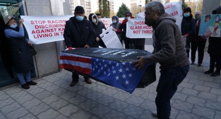 "Борат" в гробу: алматинцы снова собрались у генконсульства США