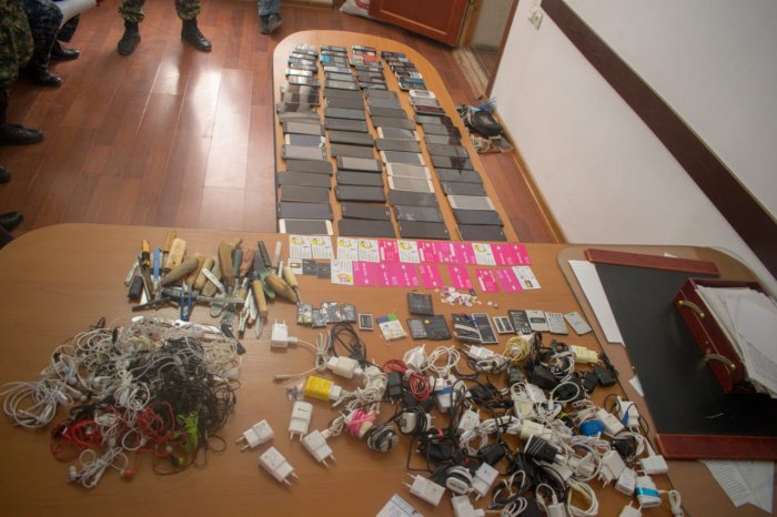 Более 80 сотовых телефонов изъяли во время обыска в колонии Мангистау