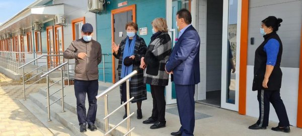 Новому заместителю акима Мангистауской области показали модульную больницу в Актау