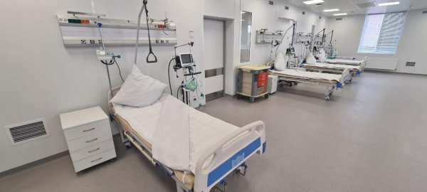 Новому заместителю акима Мангистауской области показали модульную больницу в Актау