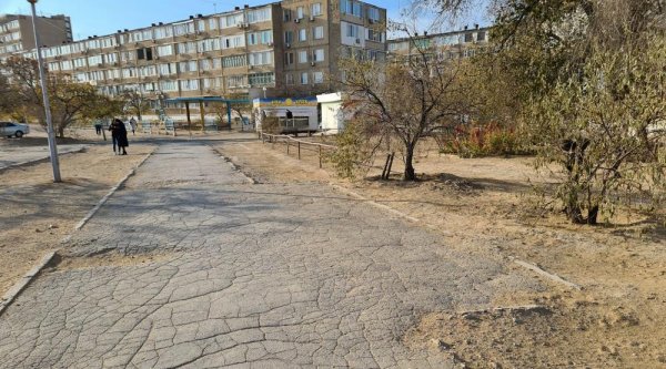 Власти Актау пообещали восстановить лавочки в аллее 11 микрорайона