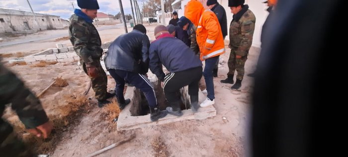 Пожарные Мангистау спасли провалившегося в септик верблюда