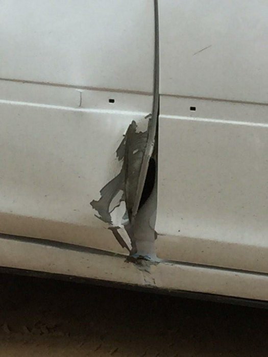 Житель Актау повредил автомобиль из-за открытого люка