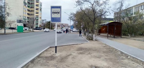 Жители 1 микрорайона Актау требуют перенести автобусную остановку уже два года