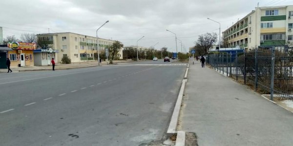 Жители 1 микрорайона Актау требуют перенести автобусную остановку уже два года