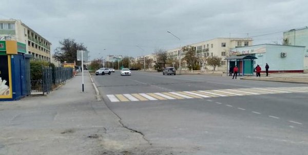 Жители 1 микрорайона Актау требуют перенести автобусную остановку уже два года