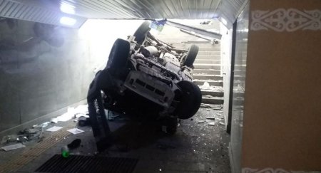 Автомобиль залетел в подземку: трое детей пострадали в ДТП в центре Алматы