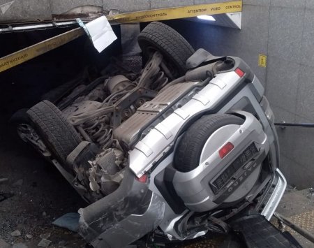 Автомобиль залетел в подземку: трое детей пострадали в ДТП в центре Алматы