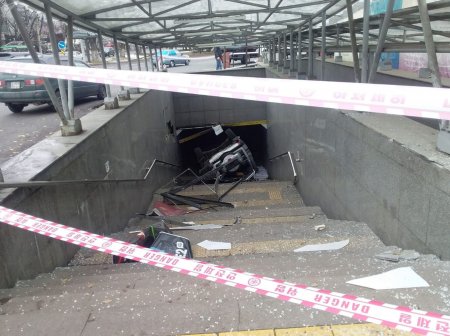 Автомобиль залетел в подземку: трое детей пострадали в ДТП в центре Алматы
