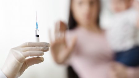 Будут ли казахстанцев лишать родительских прав за отказ от прививок