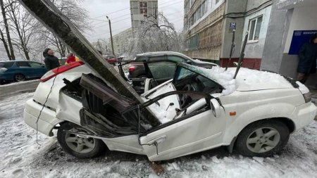 Момент падения бетонной плиты на внедорожник во Владивостоке попал на видео