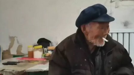 100-летний старик курит, пьет и не беспокоится о том, что ест