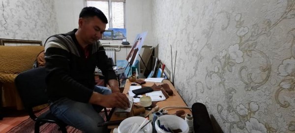 Учитель черчения в Мангистау обучает охоте с ловчими птицами