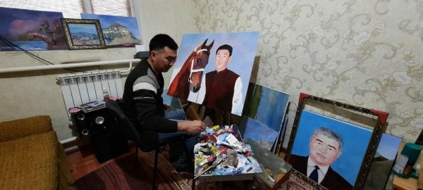 Учитель черчения в Мангистау обучает охоте с ловчими птицами