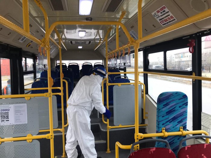 В Актау проводится дезинфекция в автобусах
