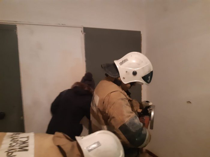 За неделю спасатели Актау вызволили четырех детей из запертых квартир