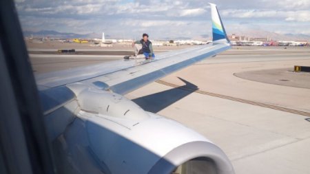 Американец пытался улететь из Лас-Вегаса на крыле самолета