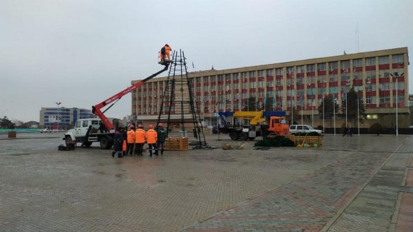 В Актау устанавливают новогодние ёлки