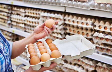 Из-за мужчины, скупавшего в супермаркете Кызылорды яйца тележками, вызвали полицию 